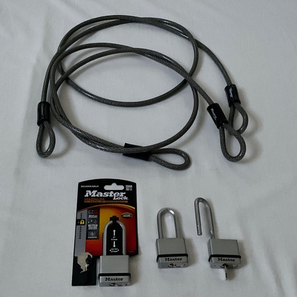 MASTERLOCK 3 Keyed Locks & Two 6 Ft. Steel Cables - Picture 1 of 4